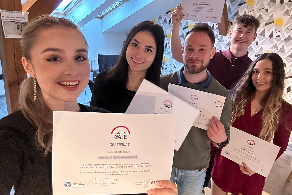 Studenti Business Gate Academy s jejich certifikáty, které dostanou na konci semestru